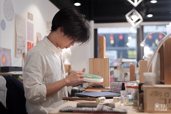 嘉俊的人生和職志,就像線畫的點線面,他認為即使繞錯或走錯方向也不要緊。