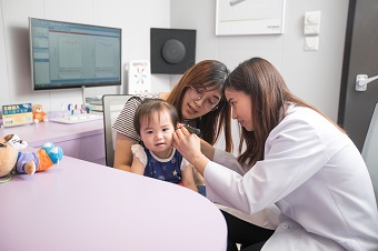 政府為新生嬰兒進行聽力篩查,但聽力學家人手不足,令有需要服務的孩童輪候更長時間,故不少家長會安排子女到私人中心跟進。