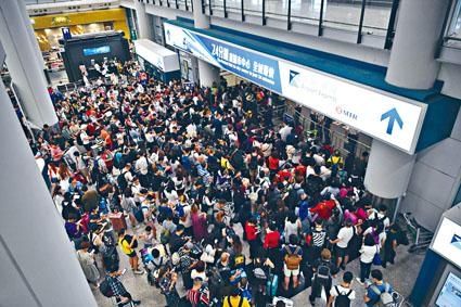 反修例風波持續,香港機場上月客運及貨運量均出現雙位數跌幅。