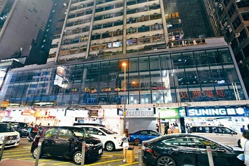 美國服裝品牌FOREVER 21,其在旺角的「巨無霸」分店,昨日突然結業。