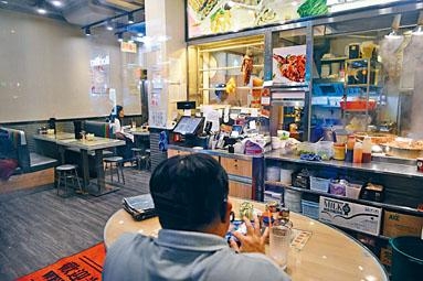 市民於五項主要開支同告收縮，其中飲食方面有一成八跌幅。