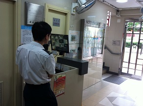 麥億昌指前線保安員最為缺人,原因是其工作性質與客戶服務無異,易被住客投訴,所以存在一定的壓力。