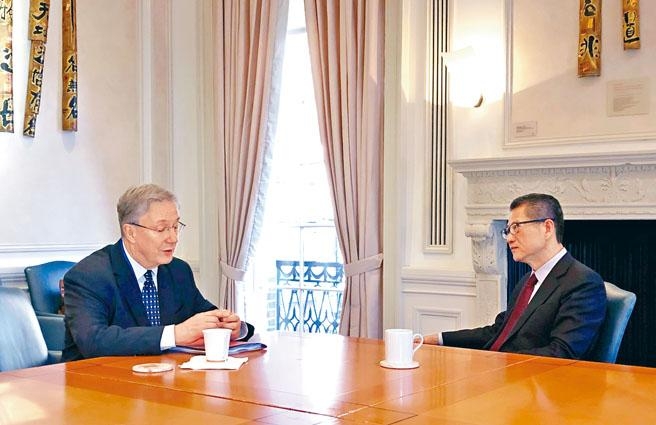 陳茂波在美與商界和投資界代表見面，交流對宏觀經濟及金融市場的看法，並解釋香港現時的情況。