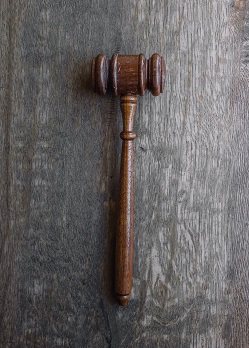 仲裁處的裁定或命令可在區域法院登記,成為區域法院的判決,並依法執行。