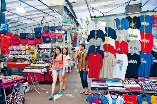訪港旅客大跌,對本港打擊沉重,小商販經營更困難。