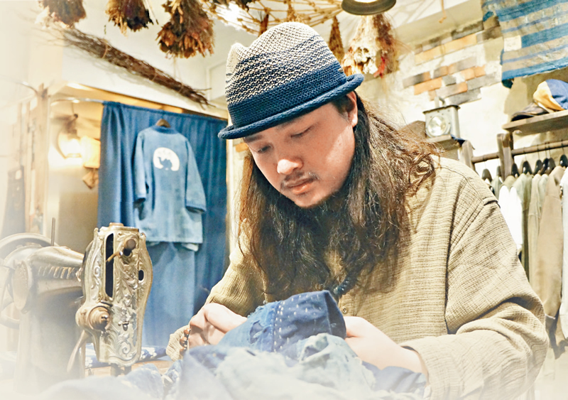 店主王傑不僅主理自家服飾的設計,更會尋找有價值的布料為客人手工縫製衣飾。