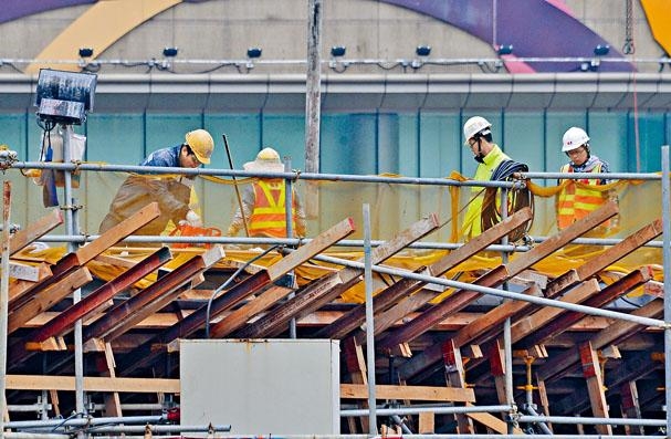 本港近月整體工程數量減少，令建築工人薪金減少及開工不足。