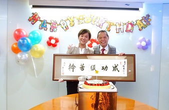 葉茂林不時向女兒葉穎恩傳授營商心得,寄語她「成功須苦幹」。