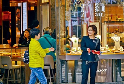 當局指與消費及旅遊相關行業（即零售、住宿及膳食服務業）業務仍然低迷。