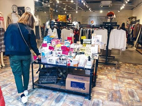 銅鑼灣有時裝店出售口罩等防疫產品，帶動時裝銷情。