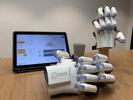 「Zunosaki」研發新型復康機械手(HandyRehab),協助多所醫院、日間護理中心、老人院的中風患者進行手部復康訓練。