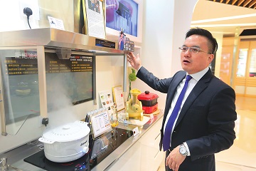 針對納米樓湧現,多採用開放式廚房設計,梁湘東近年推出「旋風無味抽油煙機」,靠隔味隔煙和易清潔吸引年輕客。