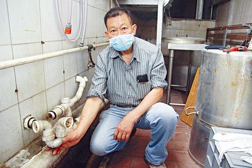 小型工程「判頭」姚潤深經常維修糞渠U形隔氣管,坦言擔心染疫。