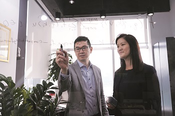 何思穎和楊志光在三年前創立「Clare.AI」,主力研發人工智能「Chatbot」,為企業和金融機構建立智能客服平台。