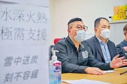 僱傭中介公司負責人楊偉宗(左)預計,最快須等到十月才可恢復外傭供應。