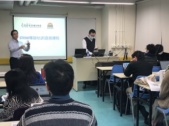 「STEM導師培訓證書課程」約有八成學員為學校教師,其餘則是透過進修裝備自己的準教師,以及希望了解子女學習內容的家長。