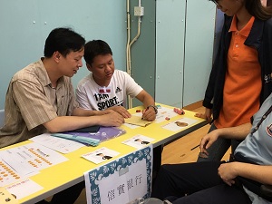 香港傷健協會舉辦義工活動讓會員走出社區,培養他們的自信心及責任感,亦能促進傷健共融。