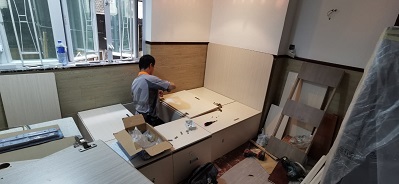 有賓館改裝房間轉型劏房,裝修後增加儲物空間。