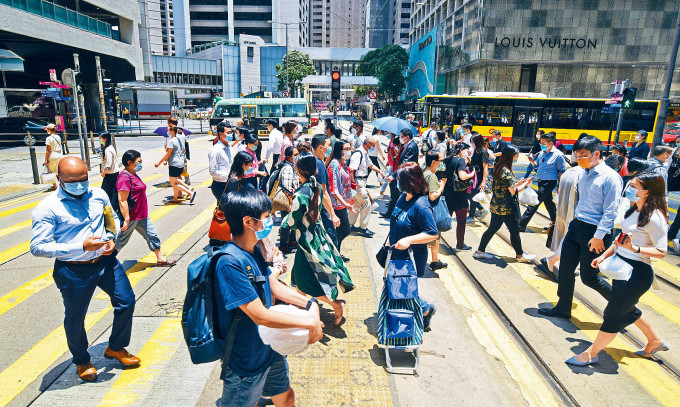 本港失業率急升一個百分點,至百分之五點二,創超過十年新高。