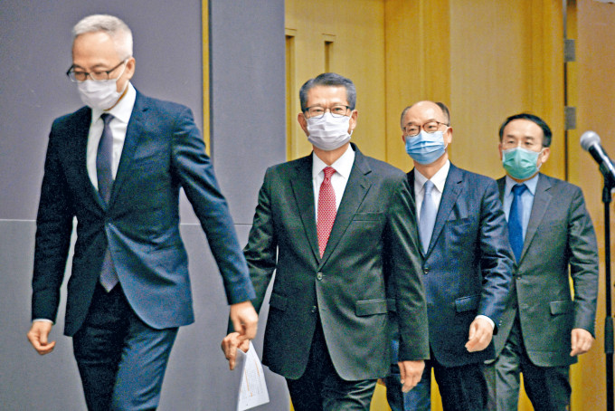  陳茂波（左二）出手救國泰只為保護航空樞紐地位，無意長持有股權。