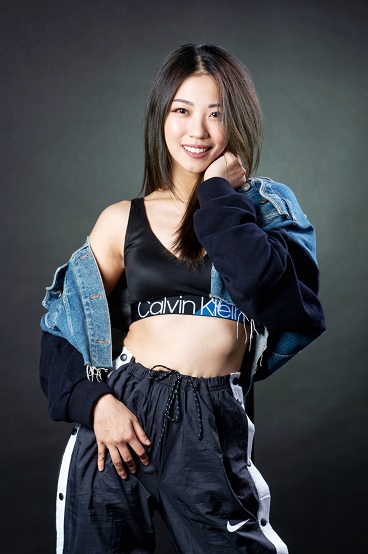 多年來活躍於跳舞界的李芯駖(Ling),曾擔任多名歌手演唱會伴舞團的成員,其中包括香港創作女歌手江海迦(Aga)。