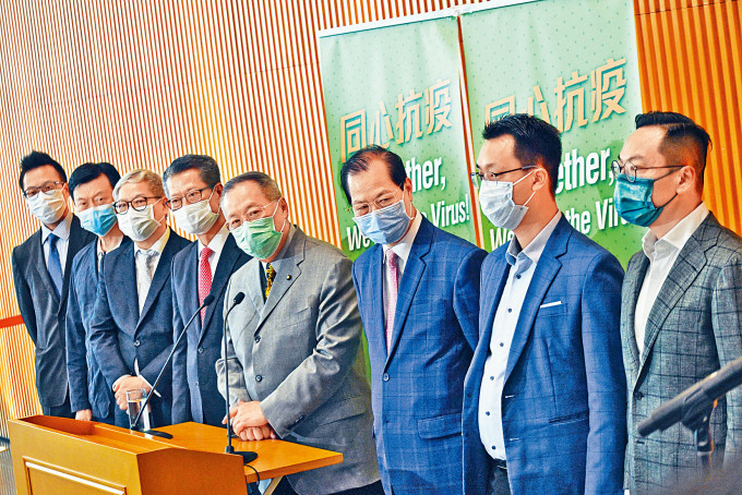 陳茂波(左四)聯同飲食界立法會議員張宇人(左五)及業界代表,公布食肆晚市折扣優惠。