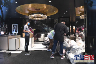 有工人搬走店內貨物。