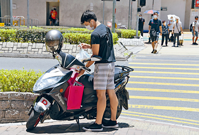 新冠疫情下,市民為避免出門選擇上網點餐,導致外賣平台服務需求激增。