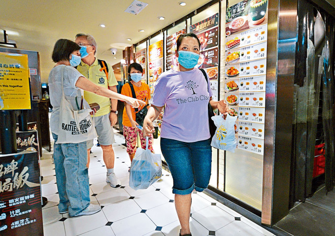 黃昏後,市民要改買外賣代替堂食。