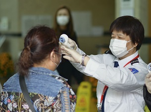 防疫逐漸成為生活新常態,市民出入食肆或公開場所,都要接受「溫測」,因此不少企業及機構均招聘體溫檢測員。