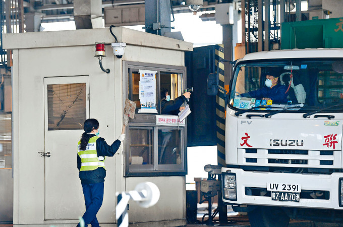 日前一名中港貨車司機確診,內地即收緊入境豁免檢疫資格。