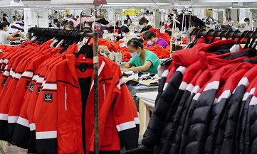 因服裝銷情大跌，製衣業的感恩節定單亦下跌至往年的兩成。