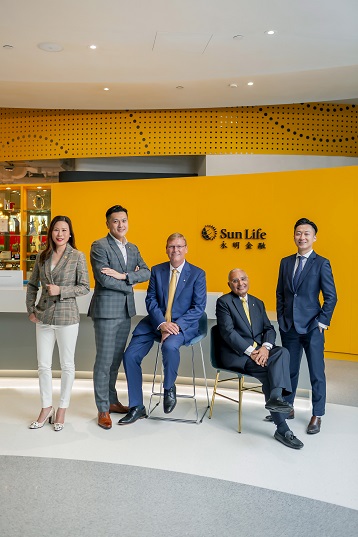 (左起)香港永明金融區域總監陳慧英、首席營業總監周家敏、行政總裁趙法衡(Fabien Jeudy)、財務策劃經理Lachman B. Balani及業務總監朱超。