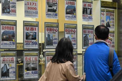 報考地產代理牌照的人數近月增加,惟業界正面對結業潮,難以聘請新人。