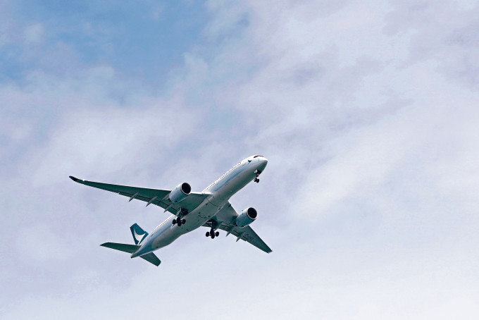 國泰航空集團宣布重組方案,計畫裁減約八千五百職位。