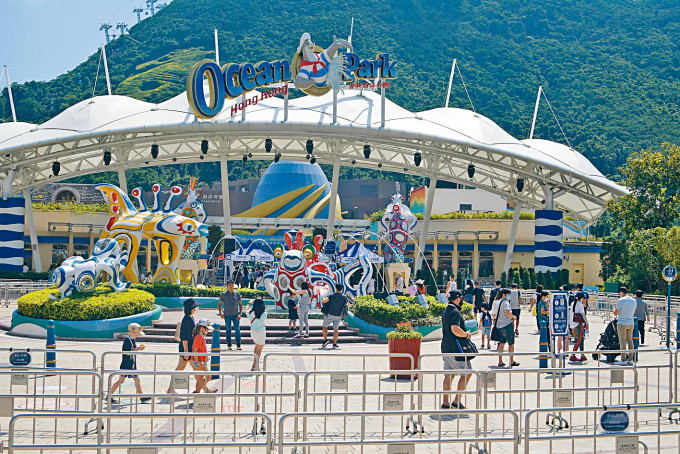 今天已有本地團成行,團友品嘗米芝蓮點心店後遊覽海洋公園。