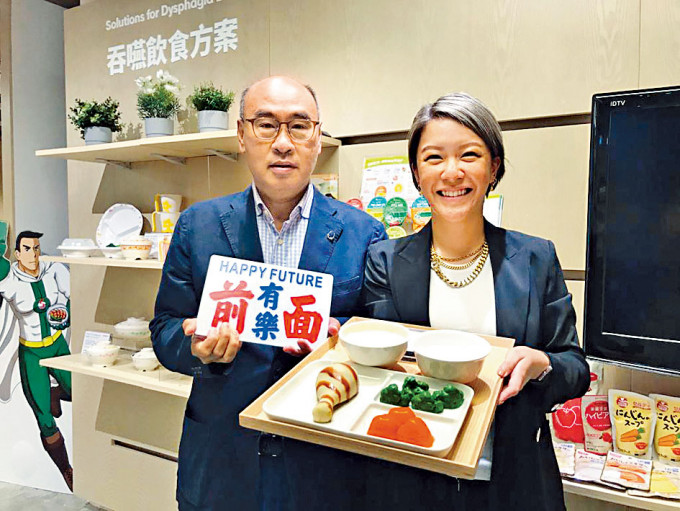 社企創辦人文慧妍再度參加「後50．實習生計畫」，聘用退休人士Davy(左)。