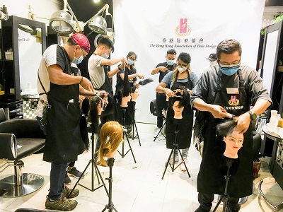 理髮業界指,新人修畢基礎髮型證書課程後,可證明已掌握剪髮等手藝。