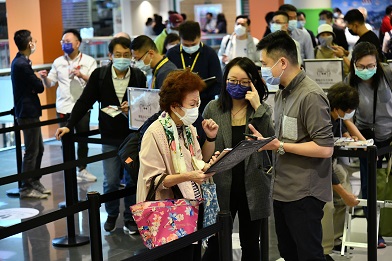 有行業看準航空業人才具備的軟性技巧與服務客人的工作性質,紛紛提供免費課程協助轉型,亦有公司招募逾百名曾任職航空、酒店及其他行業人士,提供在職培訓及新工作機會。