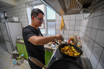 企業員工在家煮食受傷,或因煮食非原有工作性質而不受勞保保障。