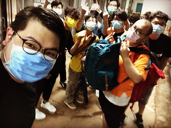 面對第四波疫情來襲,Brian(左)跟香港所有人一樣,大感無奈,卻不失盼望。