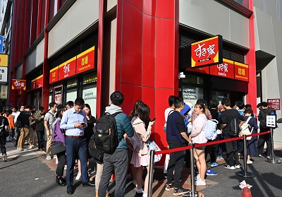 日本牛丼連鎖店SUKIYA牛丼連鎖店大受港人歡迎,分店外經常會出現排隊人龍。