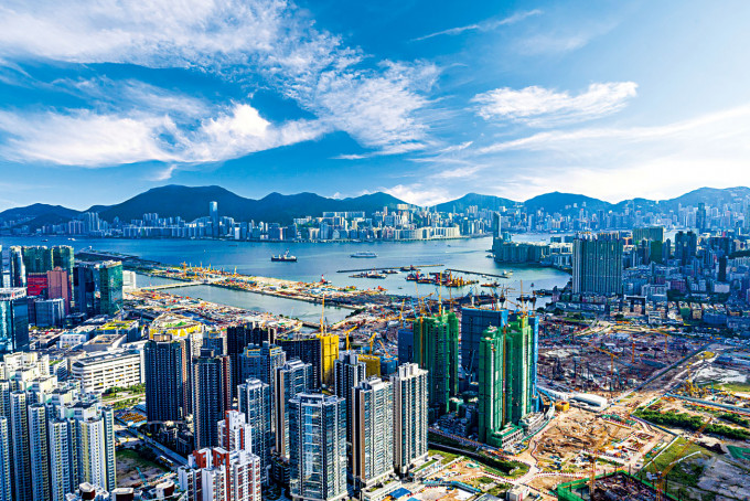 疫情影響所及，粵港駁船航線料需暫停一個月，本港建築物料供應將會中斷，全港地盤或被逼停工。