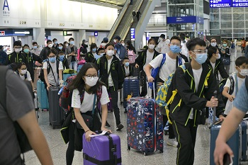 留學生於聖誕長假期回港放假,升學顧問須為學生提供額外檢測協助。