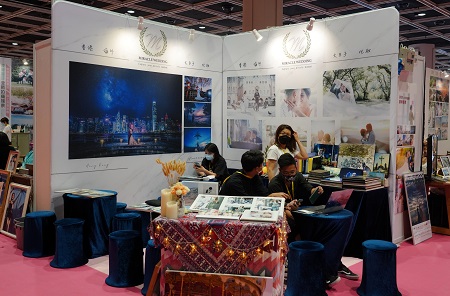 受疫情影響,境外取景的婚攝生意大不如前,有公司轉推香港本地婚攝服務。