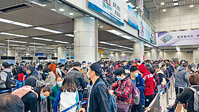深圳灣口岸湧現人潮,近月有超過一百名港商闖關北上。