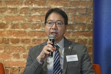 前資訊科技界立法會議員莫乃光批評資助遲遲未批,變相凍結市場購買力。