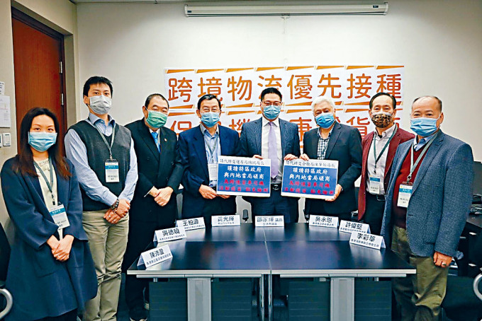 多個供港食品業界代表,與立法會批發及零售界議員邵家輝會面。