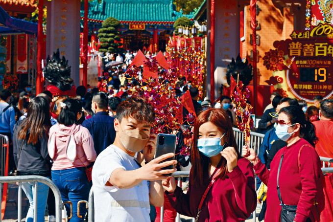 新春假期旅遊熱點黃大仙祠逼滿善信,疫情緩和,本地旅行團有望三月重推。