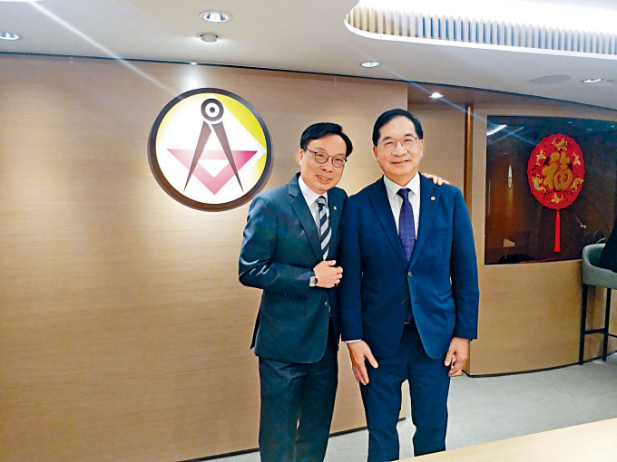 香港建造商會會長陳修杰(右)預料,承建商對建造業的前景普遍均按年提升。
